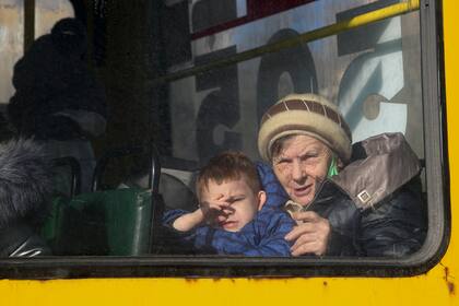 La espera en un ómnibus para la evacuación desde Donetsk a Rusia. (AP Photo/Alexei Alexandrov)