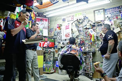 La espera: los clientes pueden esperar más de tres horas por su turno. Mientras, hay partido de fútbol para ver por TV, pizza y Coca-Cola