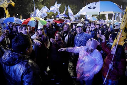 Afuera, los militantes escuchan a Cristina