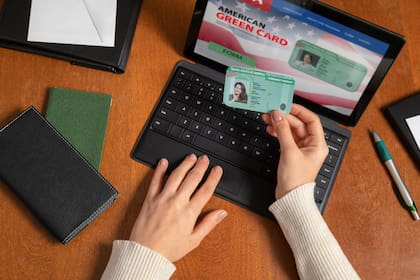 La espera por la aprobación de la green card puede variar de un año a una década, según el vínculo del solicitante