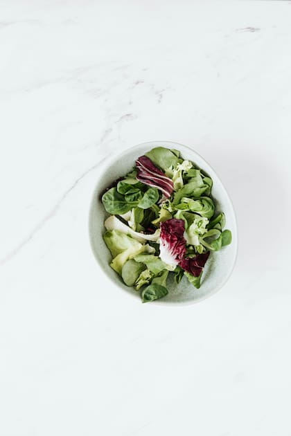 La espinaca pude ser un complemento perfecto en tus ensaladas, ya que es rica en hierro y potentes antioxidantes