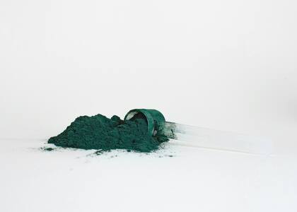La espirulina es una alga de tono azul verdoso