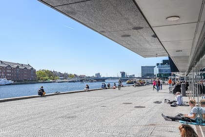 La esplanada de la Biblioteca Real danesa, también llamada el Diamante Negro, construida en 1999