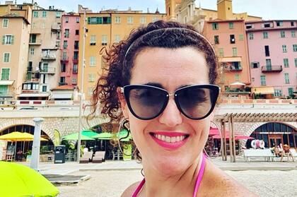 La Esplanade des Sablettes se integra con la playa. Por su microclima de tendencia subtropical el sol nunca se esconde. Menton es conocida como la Ciudad del Limón, tiene un rico patrimonio y bellos jardines.