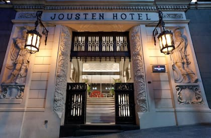 La espléndida fachada del Hotel sigue intacta