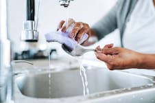 La forma correcta para desinfectar la esponja y evitar bacterias y malos olores