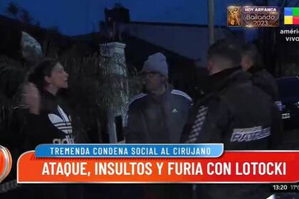 La esposa de Aníbal Lotocki, junto al hombre que increpó a su marido y la policía, el domingo por la tarde