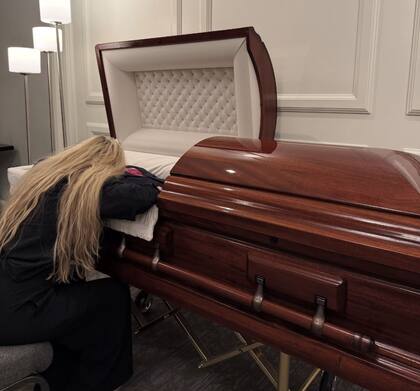 La esposa de Charlie Kirk publicó un video junto a el cuerpo de su esposo en el ataúd.