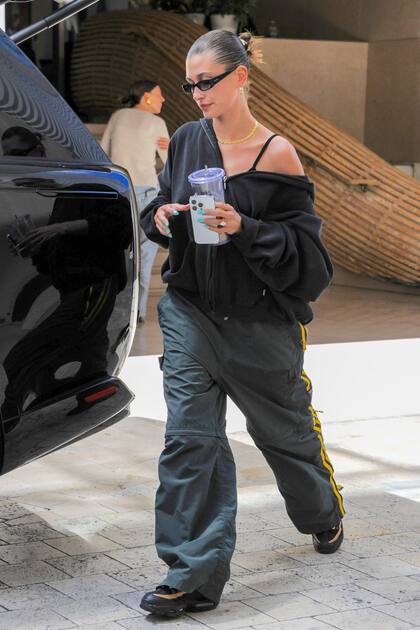 La esposa de Justin Bieber, fiel a su estilo, viste unos pantalones anchos negros y remera oversize y anteojos negros