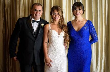 Antonela Roccuzzo en su casamiento junto a su padre Jorge y su madre Patricia Blanco