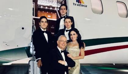 La esposa de Ricardo Salinas Pliego es María Laura Medina, con quien se casó en octubre de 2001