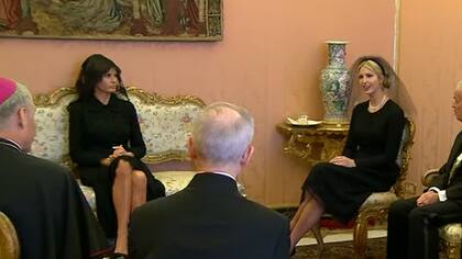 La esposa de Trump, Melania, esperó junto a la hija del presidente de EE.UU., Ivanka, afuera de la sala donde se reunieron el magnate y el Sumo Pontífice