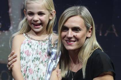 La esposa del ciclista Richezze, con su hija