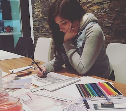 La esposa del Dibu Martínez suele trabajar en la mesa del ambiente que integra el comedor con la cocina