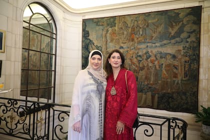 La esposa del embajador de Arabia Saudita abrió las puertas de su residencia y organizó la presentación de moda, una manera de dar a conocer la cultura saudí