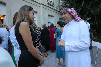 La esposa del embajador de Francia, Romain Louis Nadal, se presentó con el embajador de Arabia Saudita, Hussein Mohammad Abdulfatah Alassiri