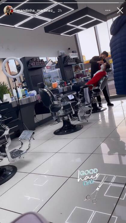 La esposa del futbolista lo filmó en la peluquería