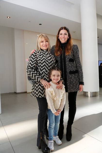 La esposa del homenajeado, Elena Blomberg de Esteves, junto a su hija Sol y su nieta Luna
