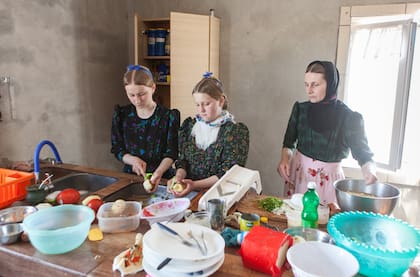 La esposa e hijas de Isaac Fast cocinando para atender el comedor.