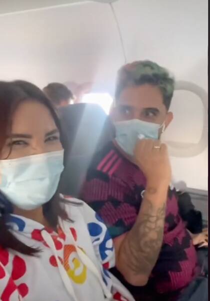 La esposa se desvivió en risas al ver la cara de sorpresa