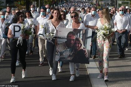 La esposa y tres hijas de Philippe Monguillot durante la marcha