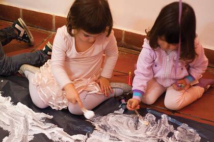 La espuma de afeitar es genial para esto. Tendé un plástico grande, dales rodillos e invitalos a dibujar