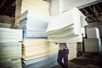 La espuma de poliuretano se corta de acuerdo con los espesores indicados para cada modelo.