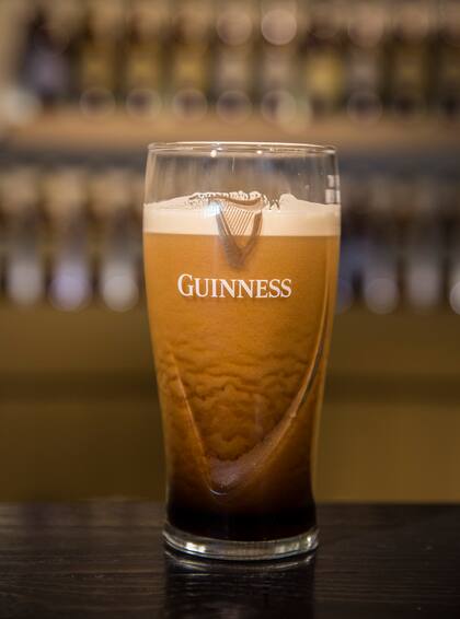 La espuma inconfundible de una cerveza negra Guinness tirada: quien no la prueba, no puede decir que pasó por Irlanda.