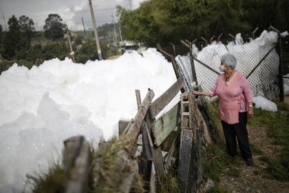 La espuma llegó hasta las casas en Los Puentes. Photo: Sergio Acero/colprensa/dpa
