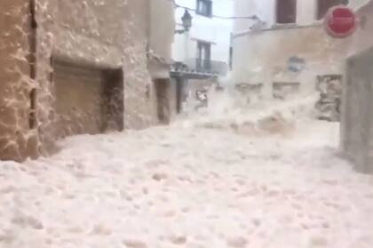 La espuma que ingresó a Tossa de Mar es consecuencia del temporal Gloria, que afecta a Cataluña
