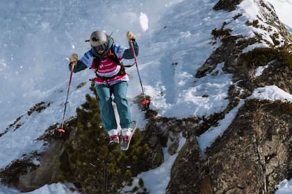 La esquiadora argentina Agostina Vietti haciendo malabares en el aire