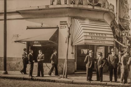 La esquina de Almirante Brown y Suárez donde está Banchero La Boca desde 1932.