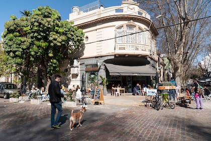 La esquina de Beláustegui y Repetto, en Villa Crespo, es uno de los puntos convocantes con historia en el barrio donde se amplía la oferta de gastronómica de cercanía

 

