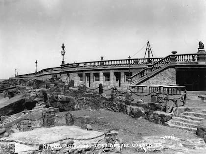 La esquina de Cabo Corrientes -más al norte de Playa Grande-, en tiempos en los que el Terraza Palace estaba siendo construido