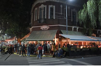 La esquina de Don Julio, en Palermo, siempre desbordando de gente