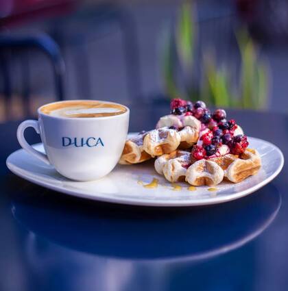 La esquina de Duca ofrece un rincón perfecto para disfrutar dulzuras y buen café bajo la sombra de los árboles