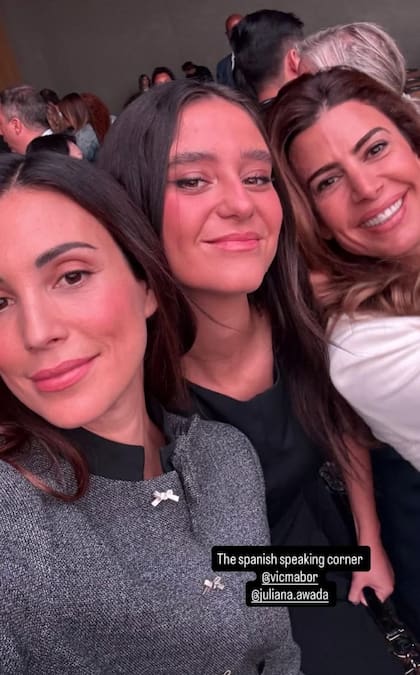 "La esquina de habla hispana", en modo selfie junto a Sassa Hannover y Victoria Federica de Marichalar de Borbón, sobrina del rey Felipe VI de España