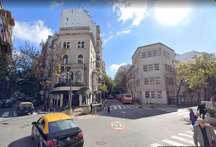 La esquina de Juncal y Libertad en la actualidad. El edificio de Broggi se mantiene casi intacto. La escuela fue dramáticamente "modernizada".