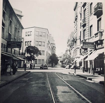 La esquina de Juncal y LIbertad hacia 1955. La escuela ya había sido "planchada".