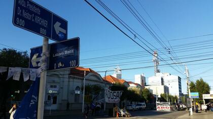 La esquina de la calle Néstor Kirchner y, en broma, otra que rebautizaron Lázaro Báez