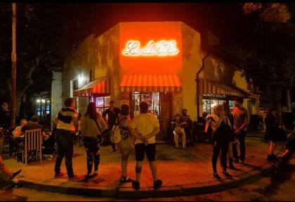 La esquina de La Rioja y Avellaneda, en el tradicional barrio Chauvín, fue el lugar elegido por el cocinero.