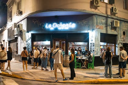 La esquina de Pieres y Bragado, siempre con gente esperando