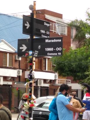 La esquina de Segurola y Habana, rebautizada como "Diego" y "Maradona" tras la muerte del ídolo