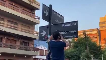 La esquina de Segurola y Habana se convirtió en un ícono de Villa Devoto, porque allí vivió Diego y Maradona - Fuente: Twitter @VarskySports