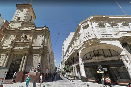 La esquina de Suipacha y Bartolomé Mitre en la actualidad. A la izquierda, la iglesia de San Miguel Arcángel. A la derecha, la tienda San Miguel, actual Palacio homónimo. La Casa de Baños estaba a pocos metros.