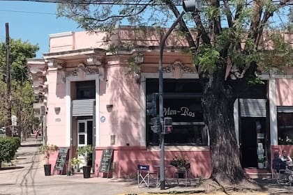 La esquina de Vernet y Doblás, en Parque Chacabuco, con varios "balcones del progreso"