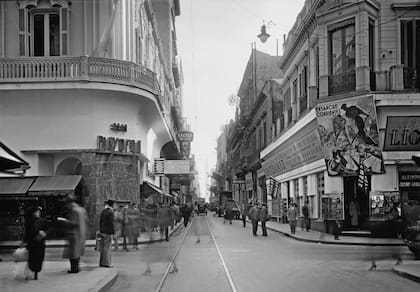 La esquina noroeste y noreste de Florida y Corrientes, justo antes del ensanche. 1936.