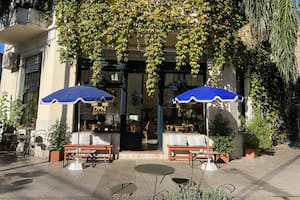 Le avisaron de una esquina en alquiler y al verla no lo dudo, aunque aún no sabía qué abrir