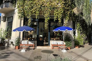 Le avisaron de una esquina en alquiler y al verla no lo dudo, aunque aún no sabía qué abrir