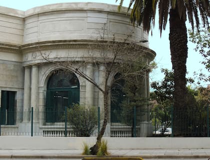 La esquina redondeada con grandes ventanales: hoy oficia de sala de música